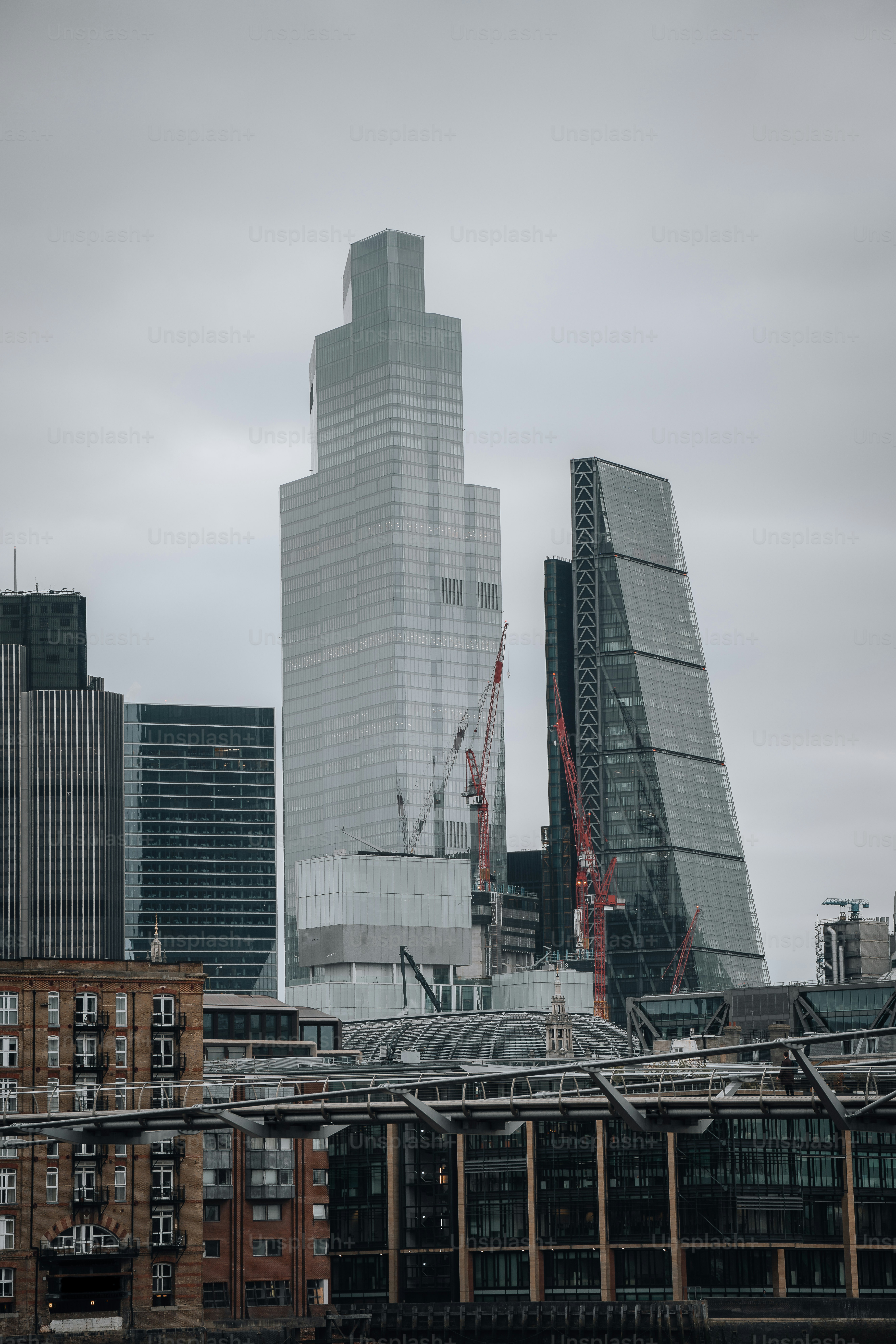 a very tall building in a big city