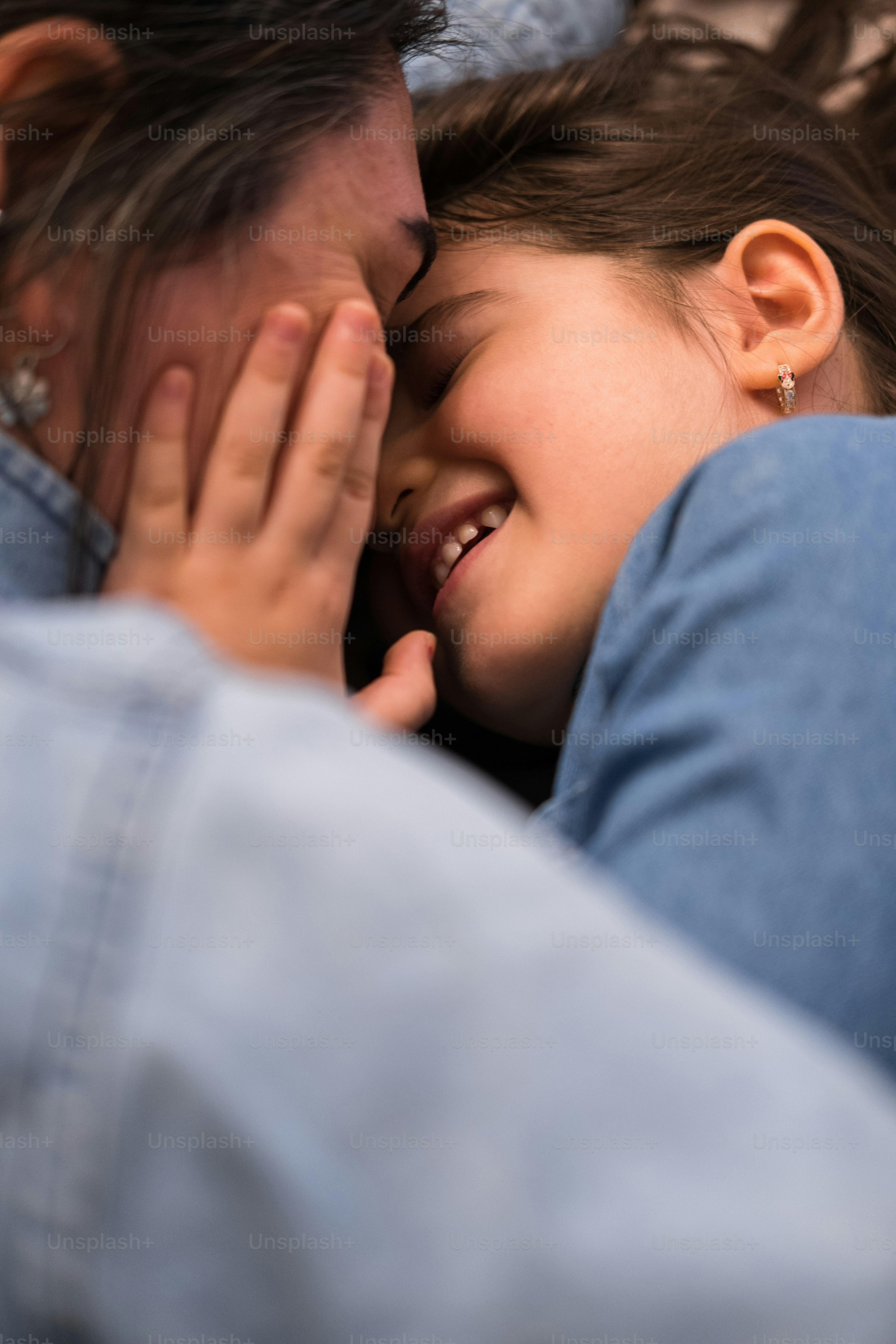 Ein Mann und eine Frau liegen nebeneinander