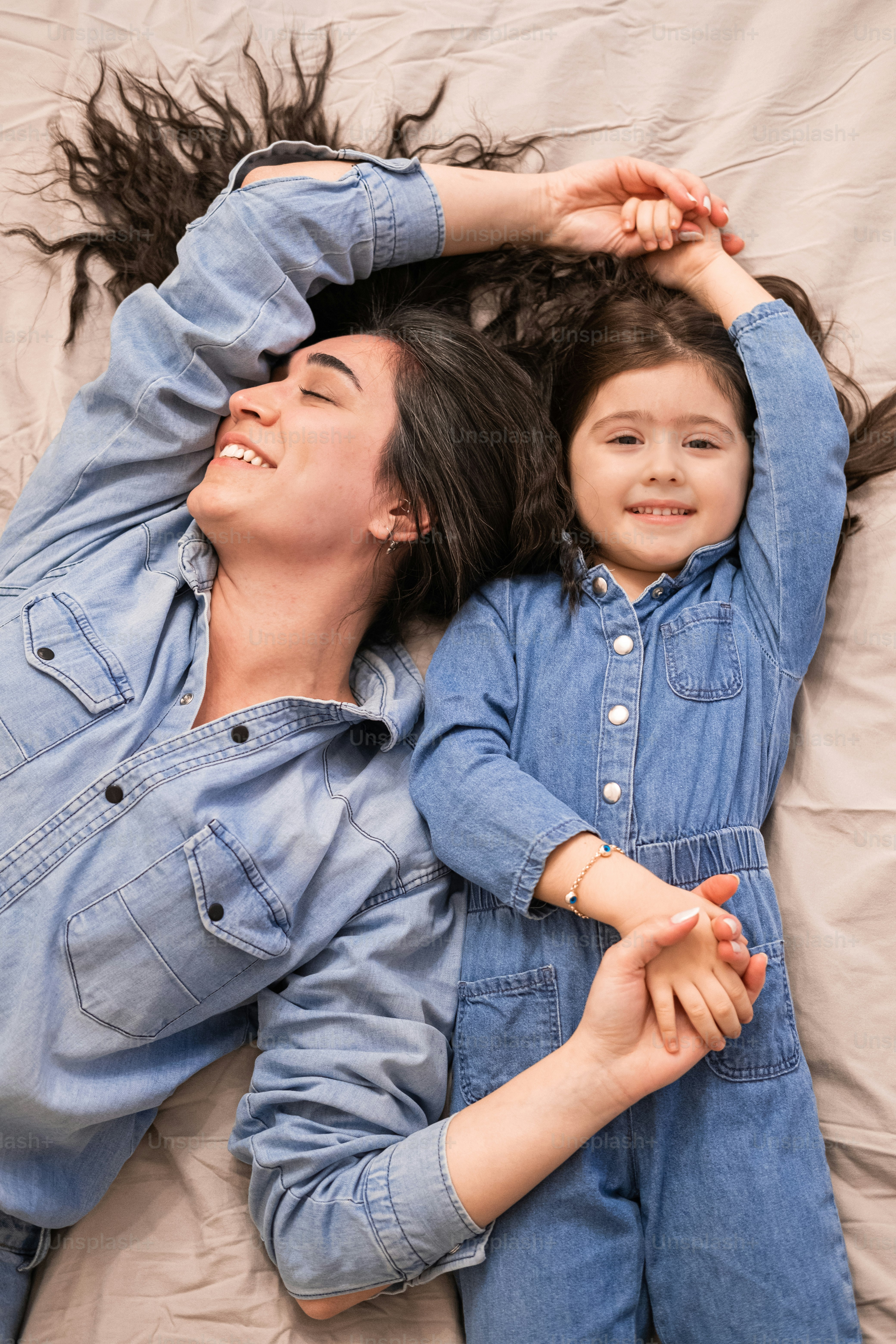Foto Una mujer y un niño acostados en una cama – Familia Imagen en Unsplash