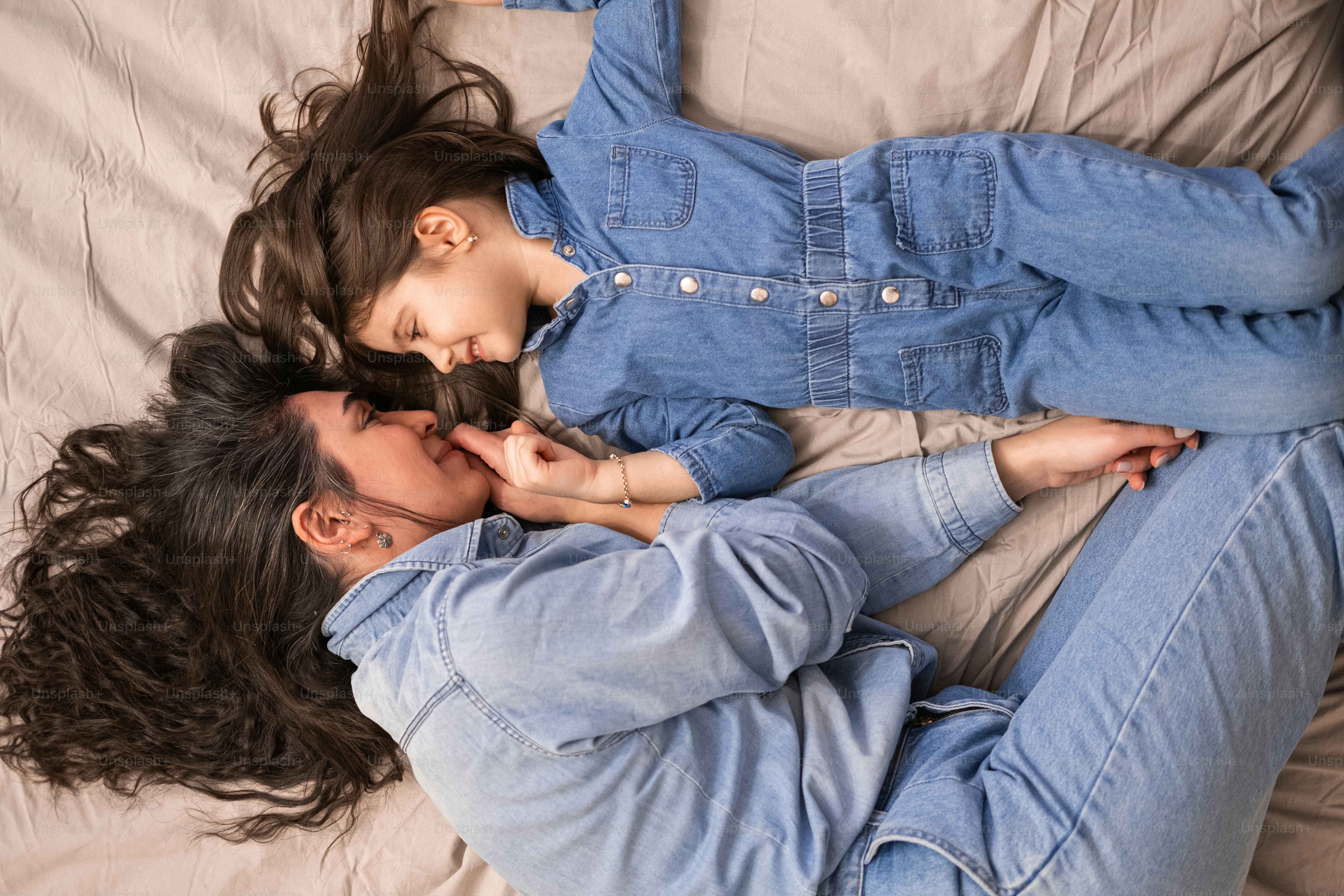 Foto Un hombre y una mujer acostados encima de una cama – Gente Imagen ...
