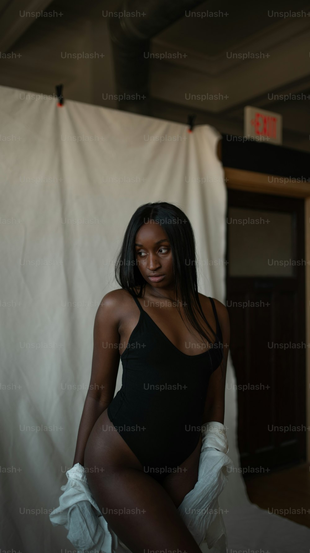 Una donna in un body nero in posa per una foto