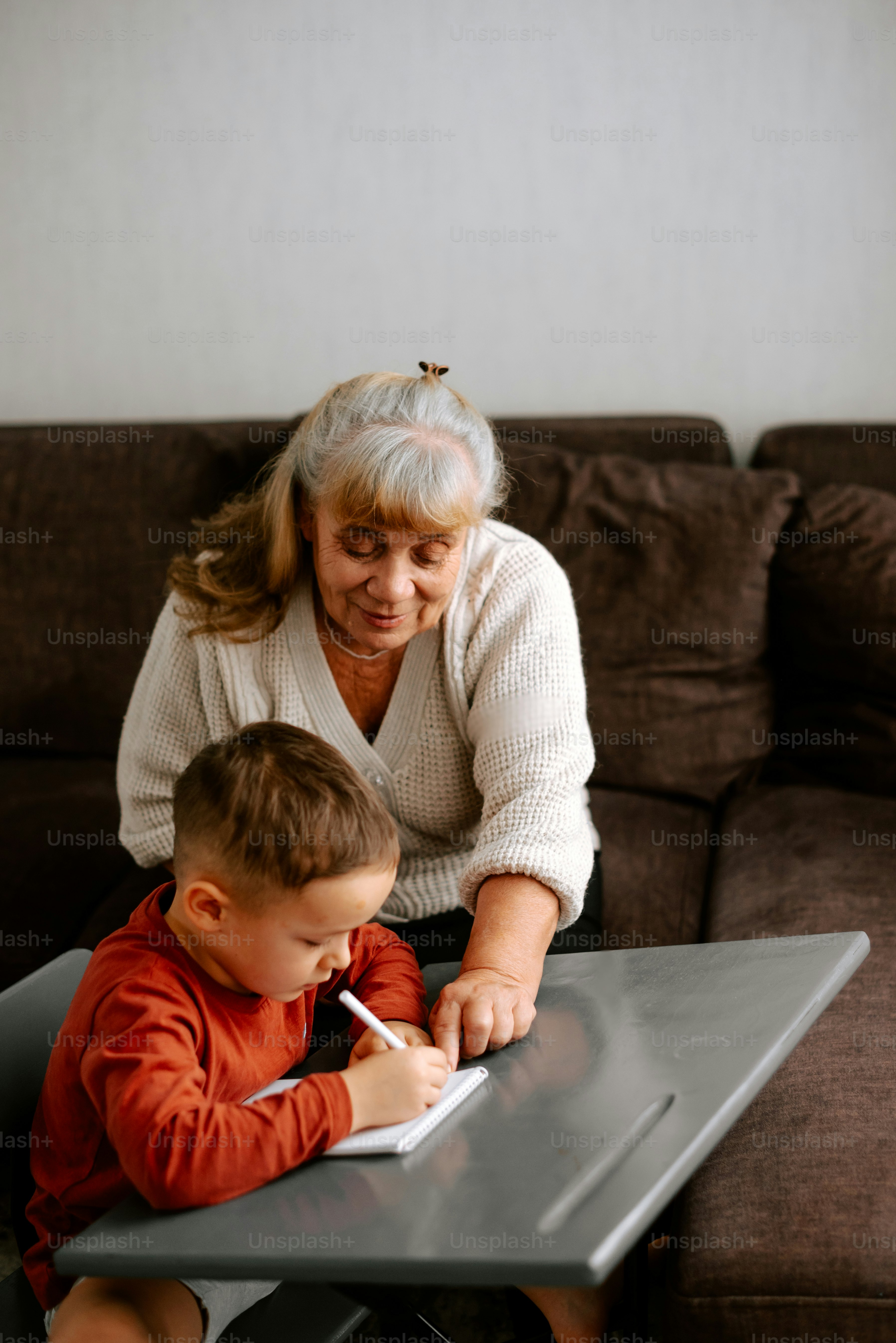 Una mujer sentada en una mesa con un niño