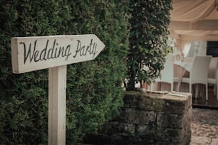 un letrero de madera que dice fiesta de bodas en él