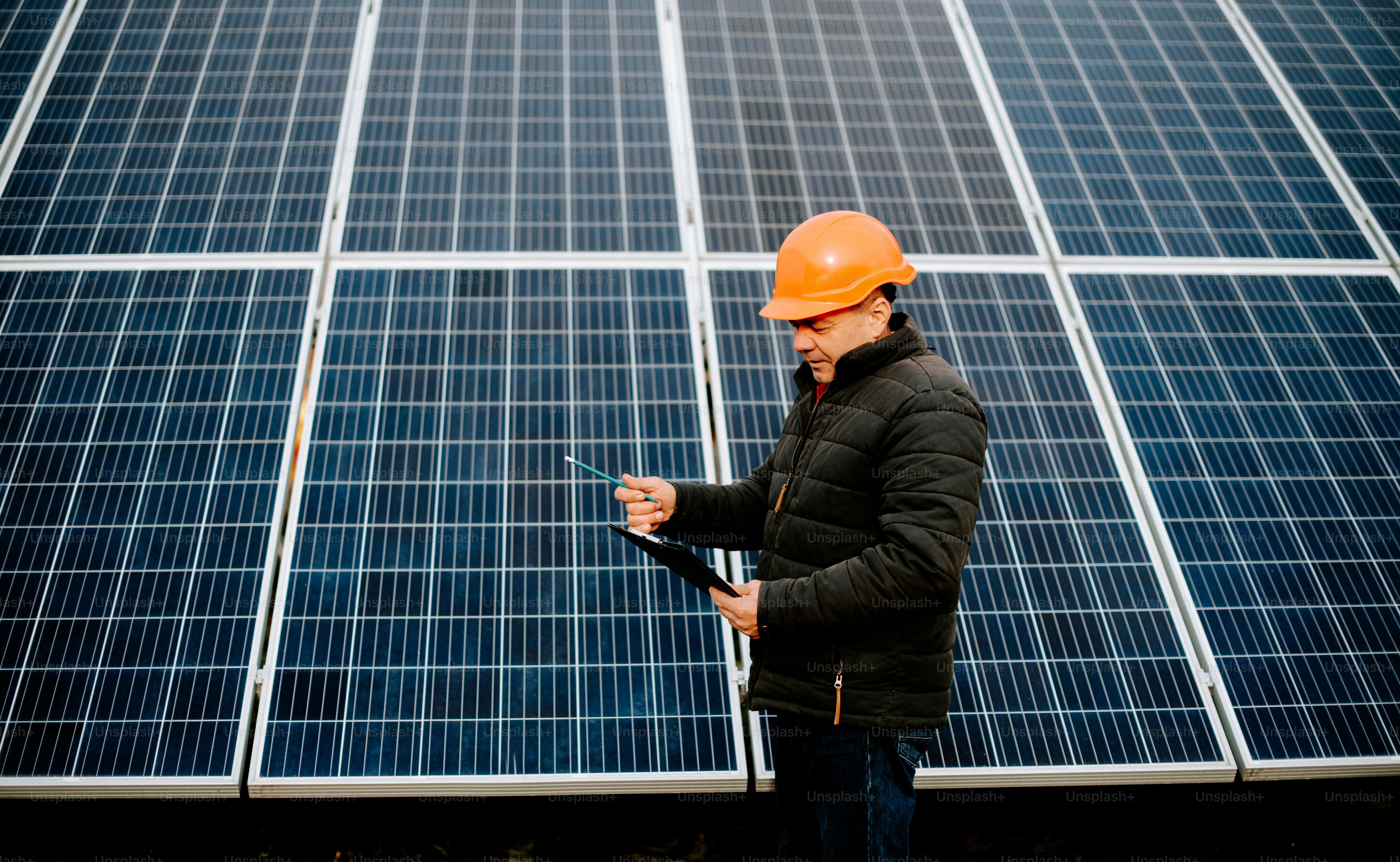Ein Mann steht vor einem Solarpanel