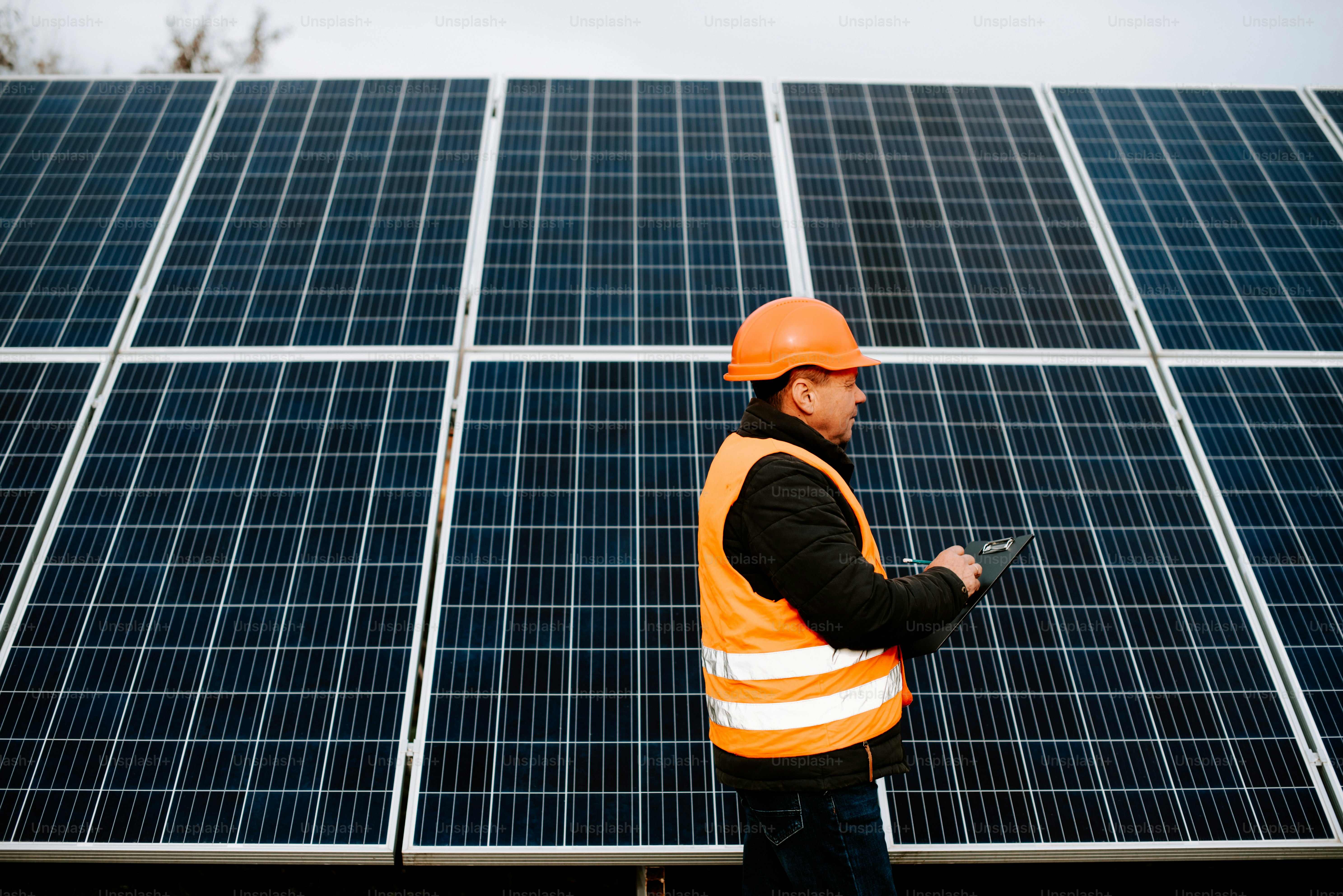 Ein Mann steht vor einem Solarpanel