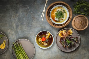 una mesa cubierta con platos de comida y tazones de sopa