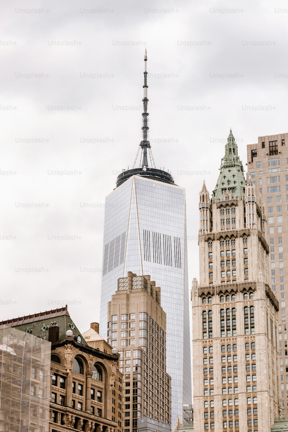 Una vista de un edificio muy alto en la ciudad