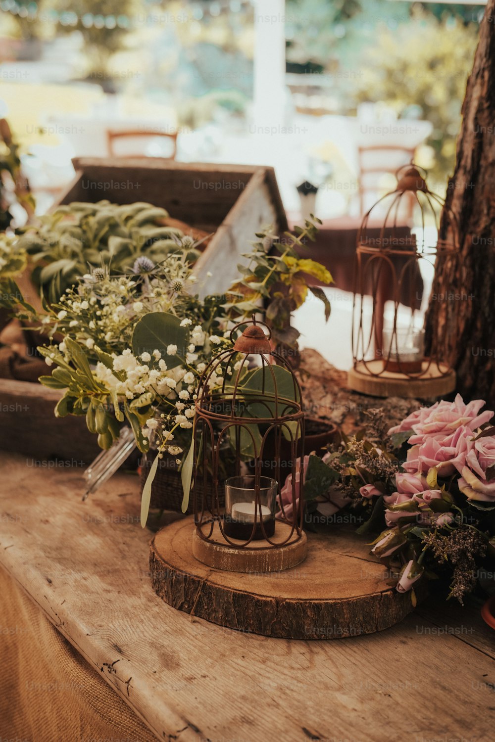 꽃병으로 가득 찬 나무 테이블