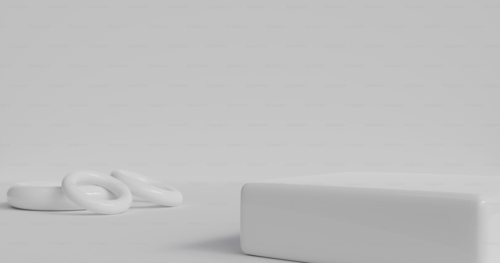 um objeto branco sentado em cima de uma mesa branca