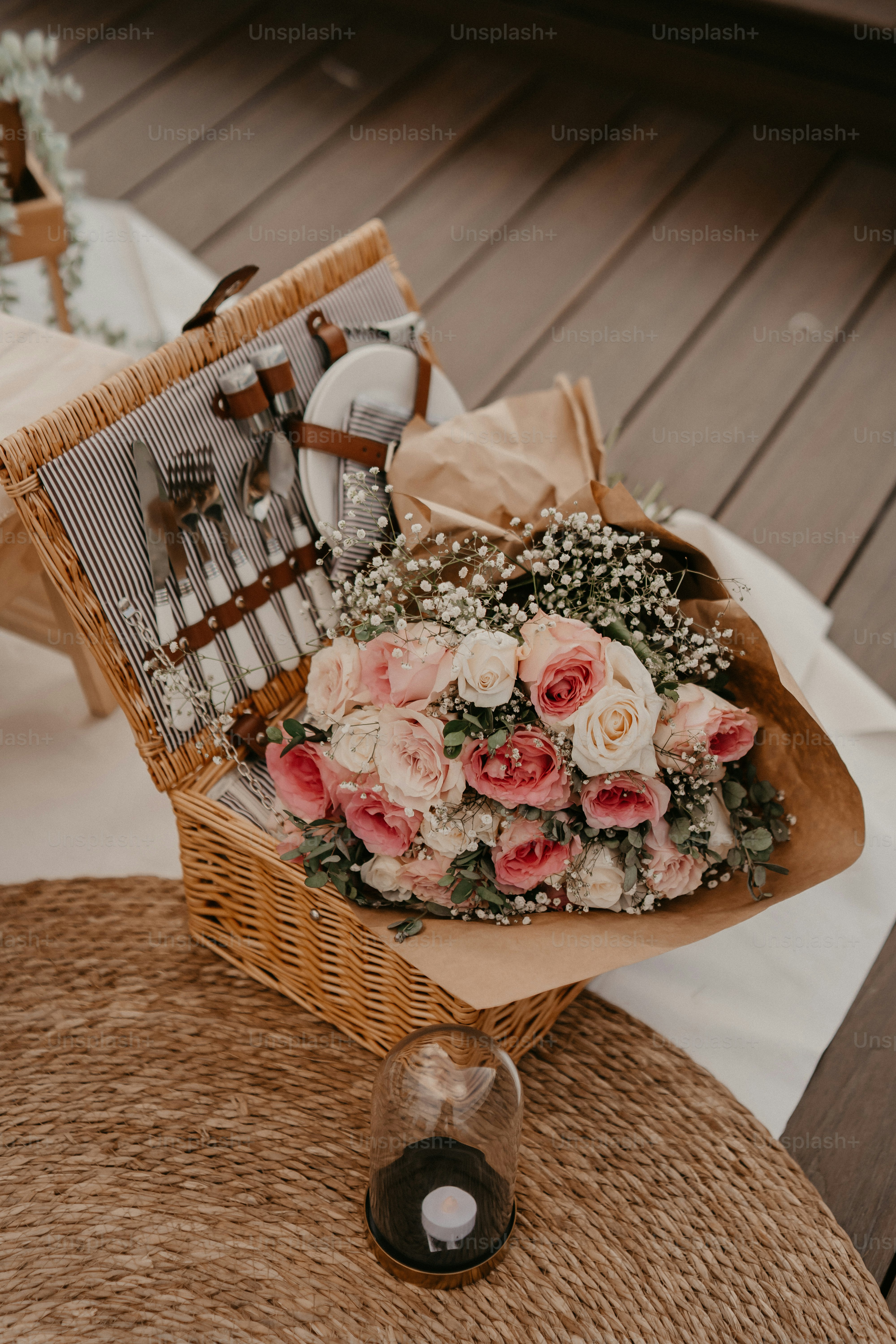 un bouquet de fleurs posé sur une table