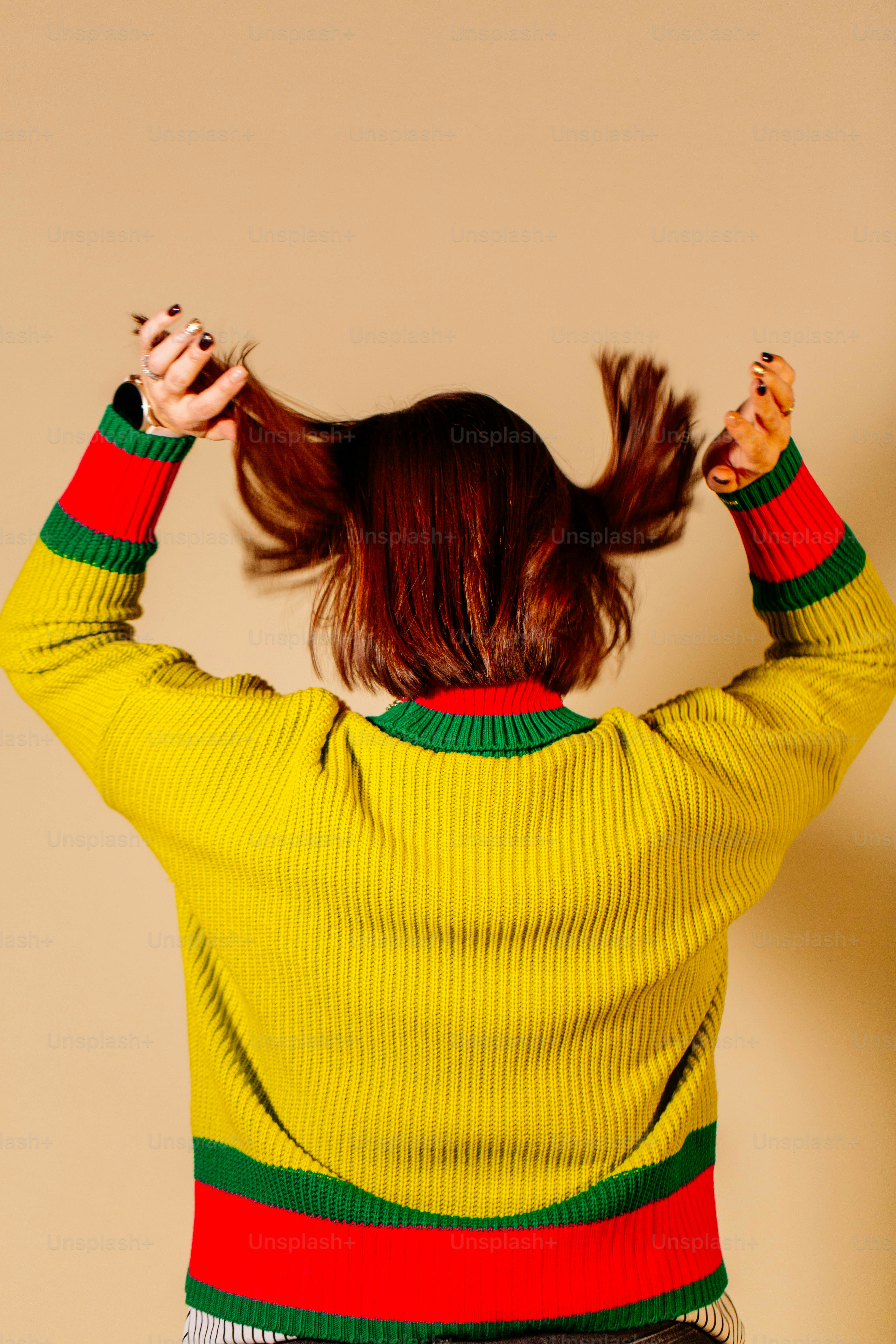 Una donna con i suoi capelli in una coda di cavallo