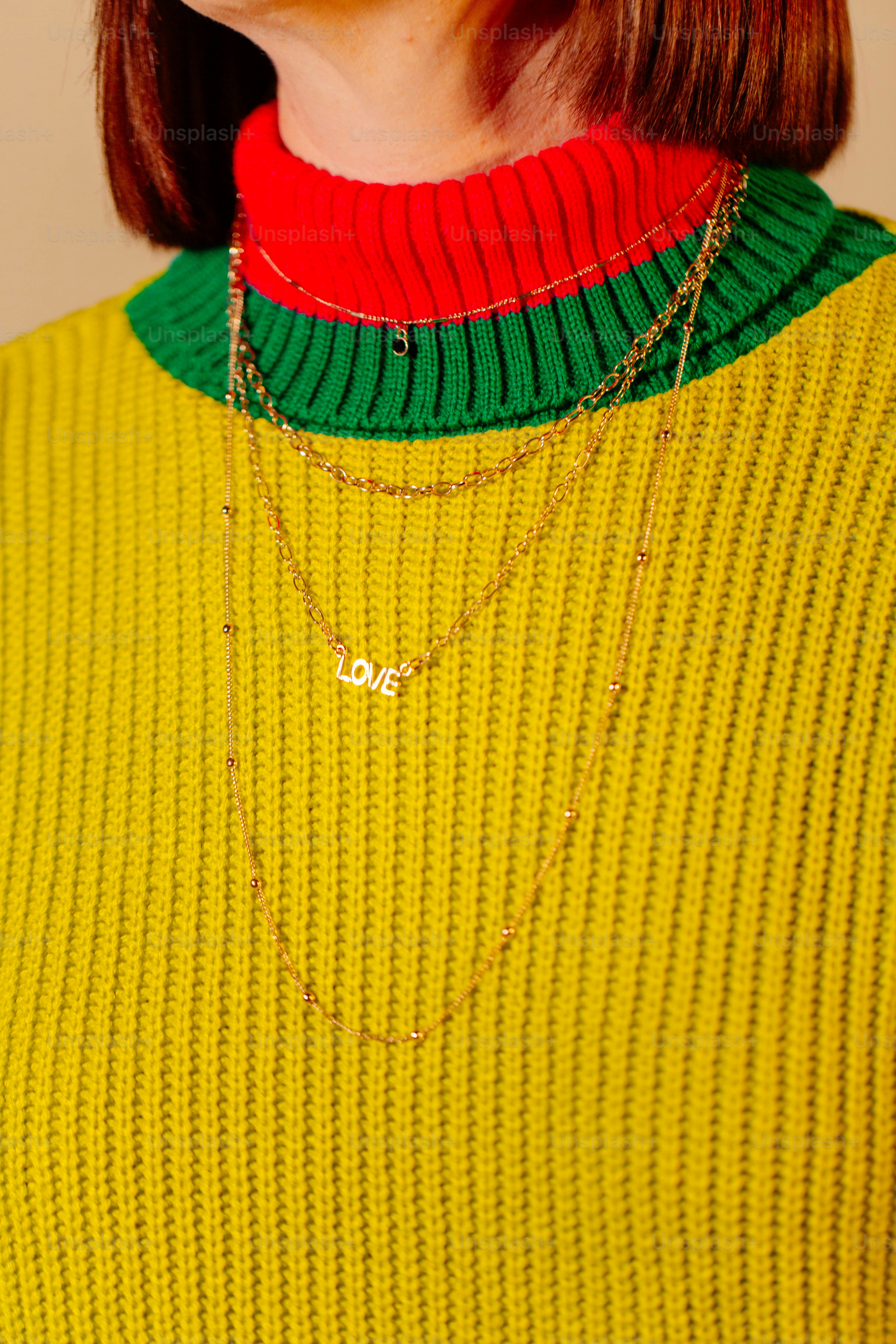 eine Frau in einem gelben Pullover und einem rot-grünen Pullover