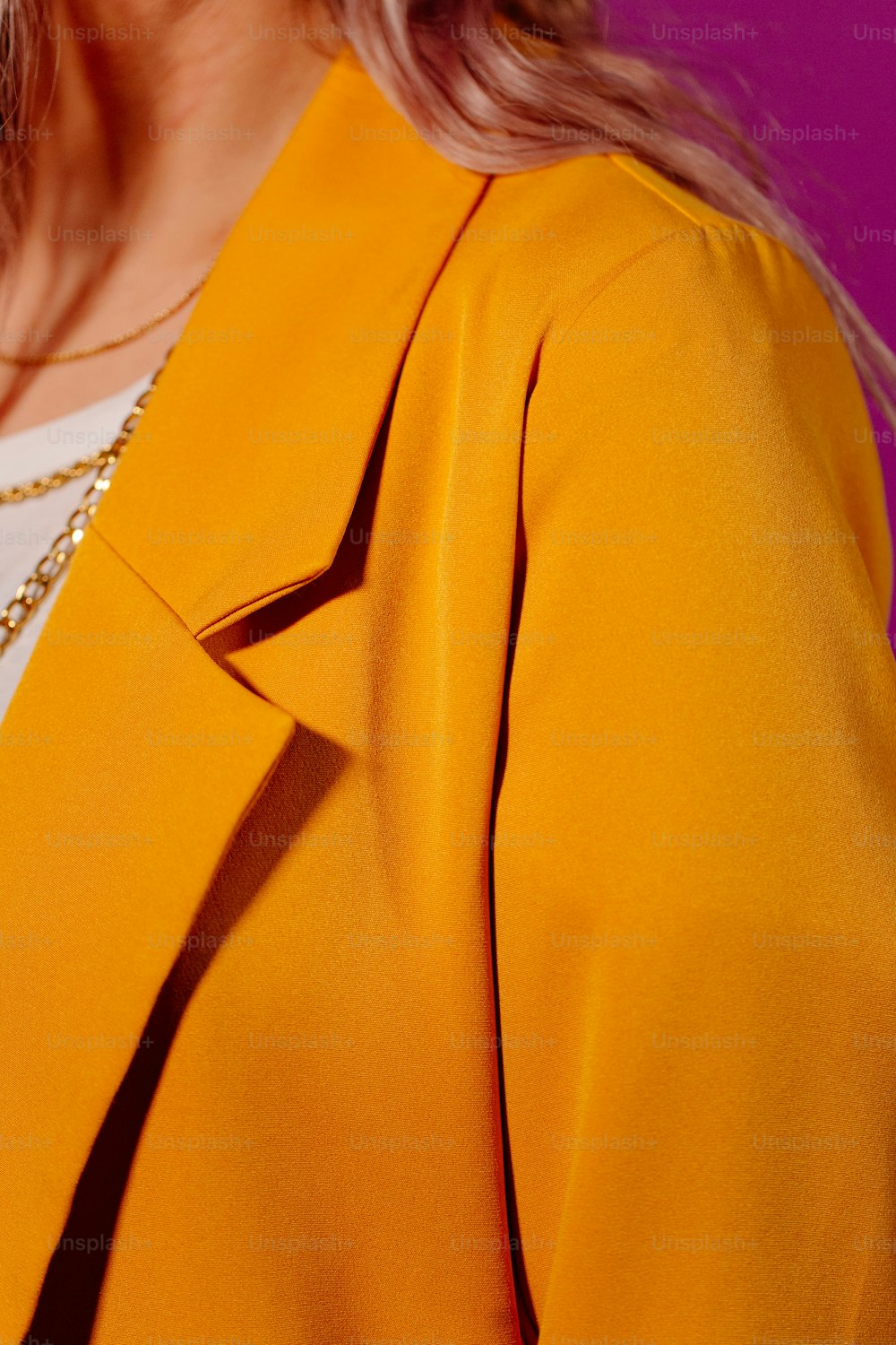 um close up de uma mulher vestindo uma jaqueta amarela