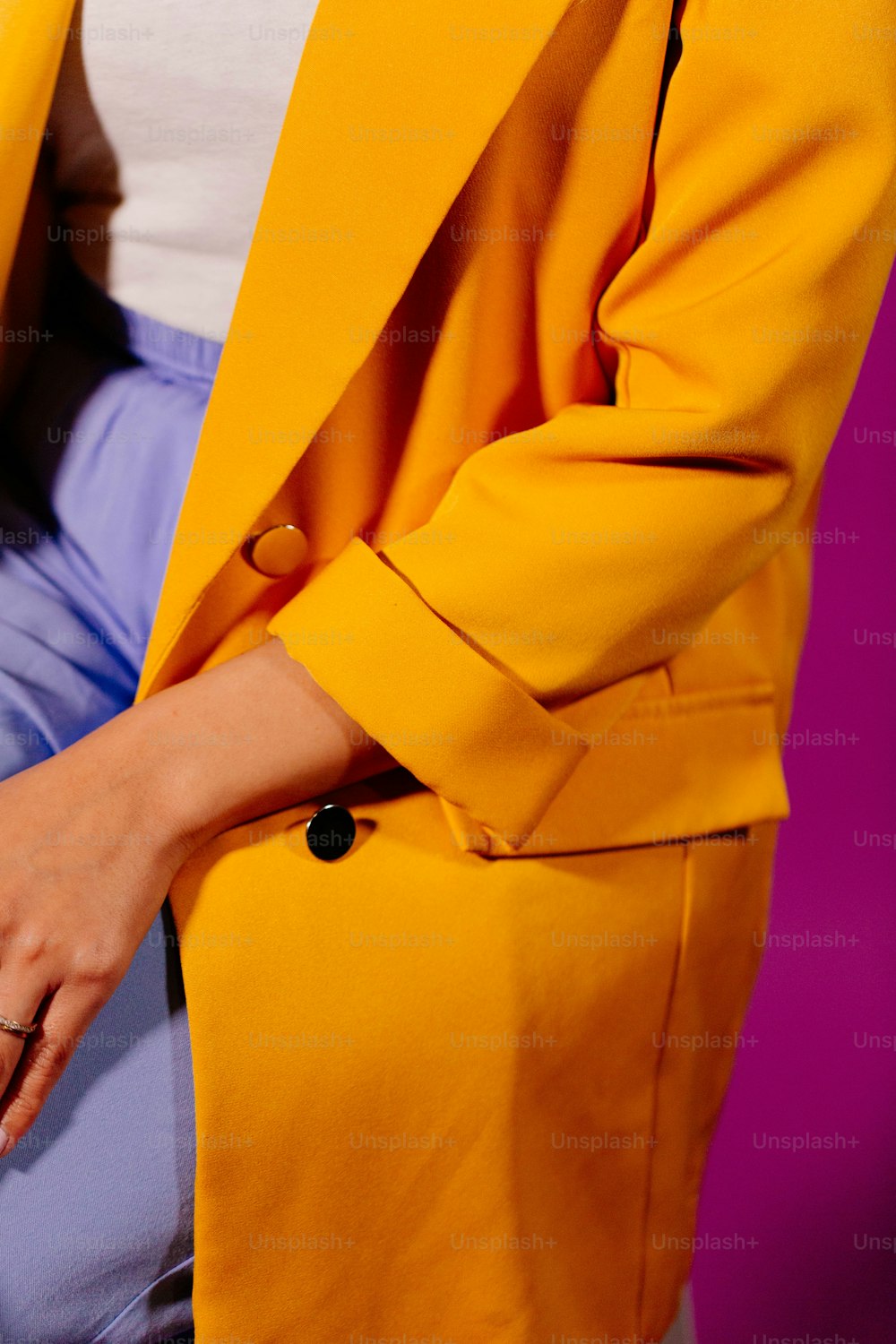 um close up de uma pessoa vestindo uma jaqueta amarela