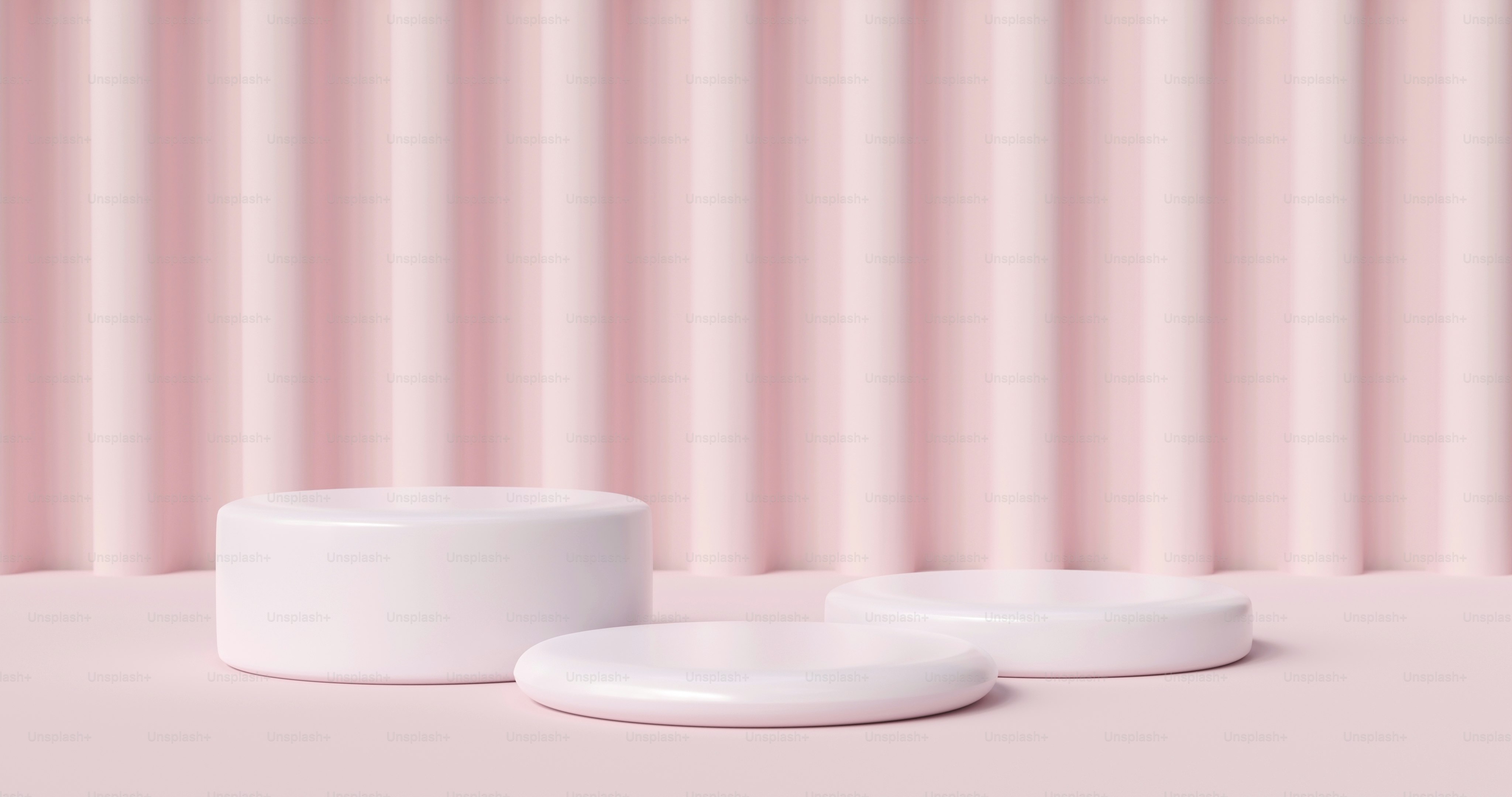 ein paar weiße Teller auf einem Tisch