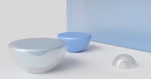 Un jarrón blanco y azul sentado junto a un cuenco azul