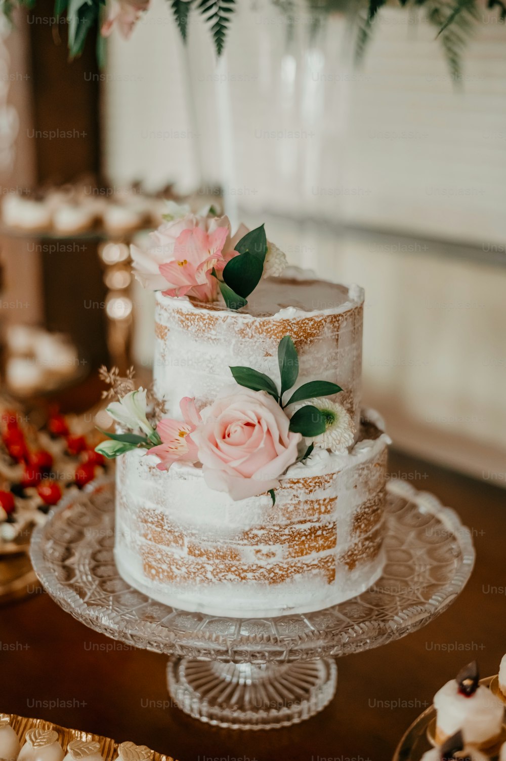 그 위에 꽃이 달린 웨딩 케이크