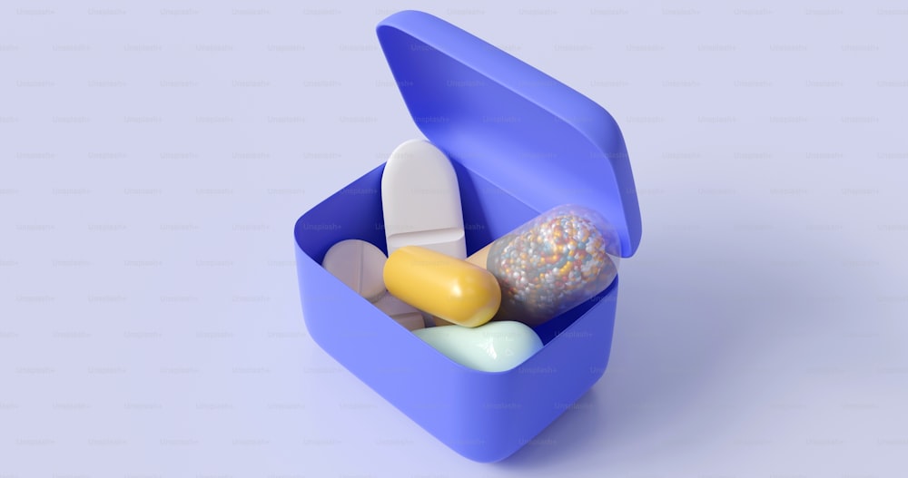 ein blauer Behälter gefüllt mit verschiedenen Arten von Pillen