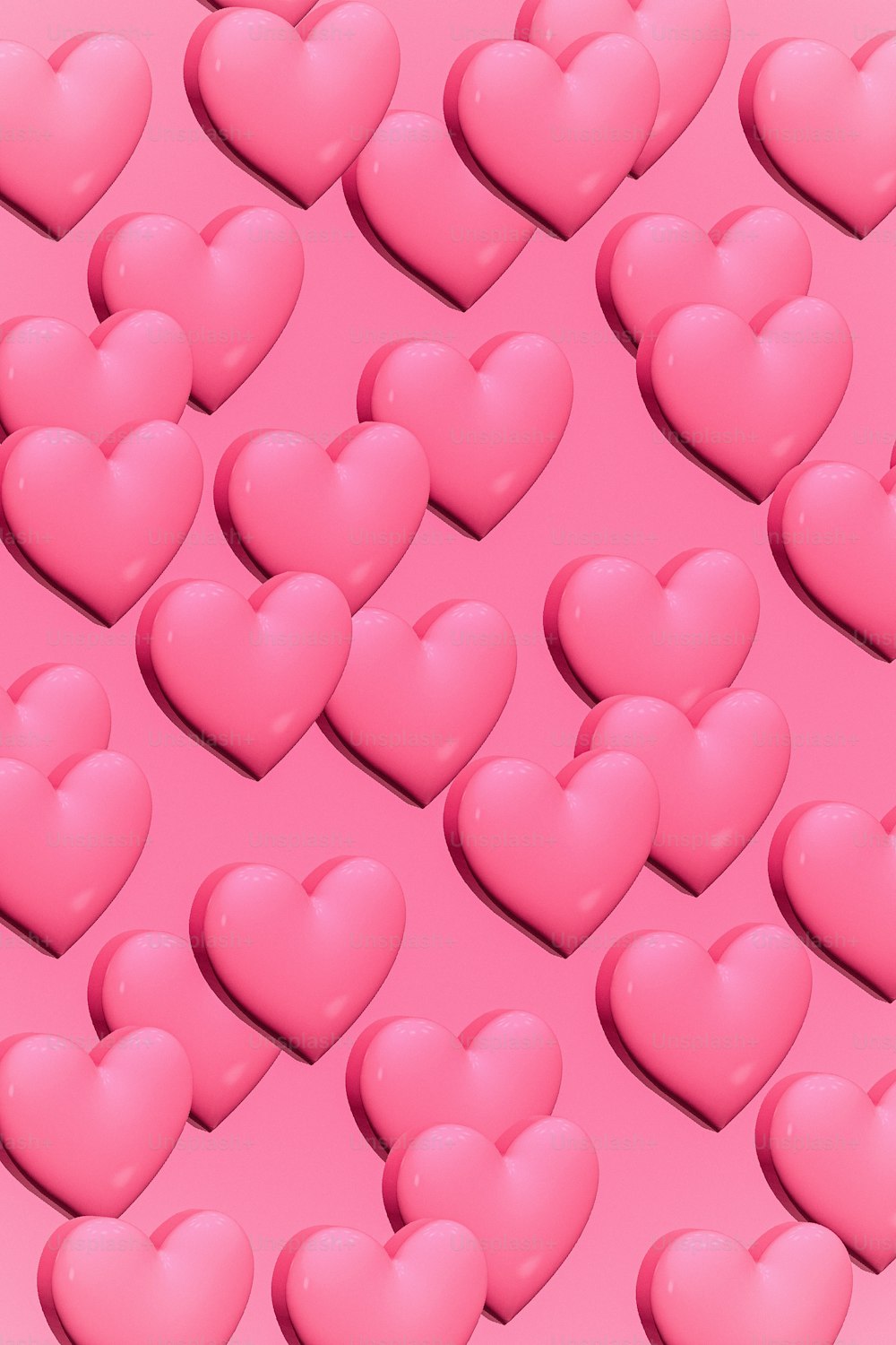 um monte de corações cor-de-rosa em um fundo rosa