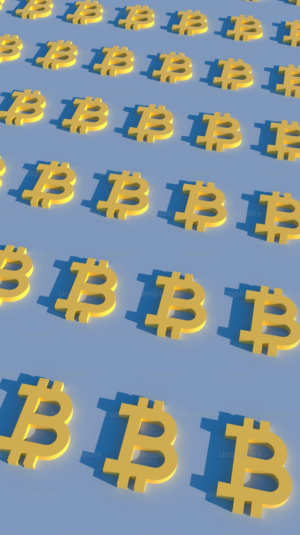 um monte de bitcoins que estão em uma mesa
