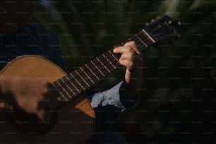 오른손에 기타를 들고 있는 남자