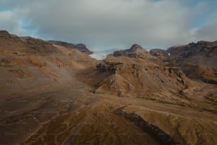 Una vista aérea de una cordillera en el desierto