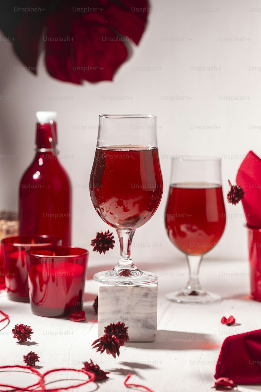uma mesa coberta com copos e garrafas de vinho