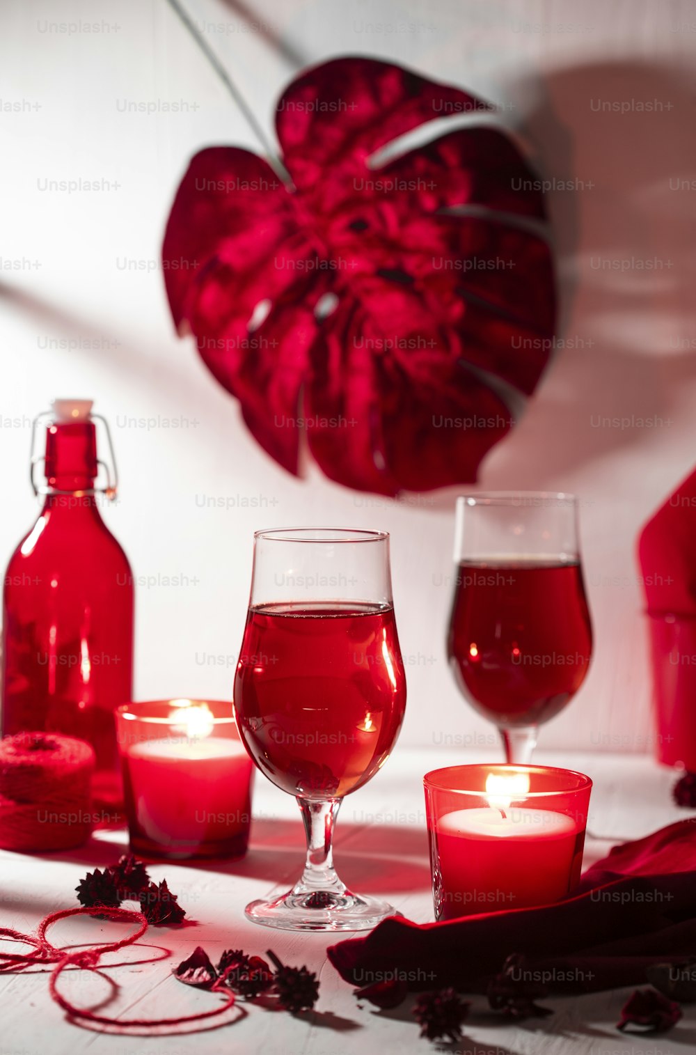 액체로 채워진 두 개의 와인 잔을 얹은 테이블