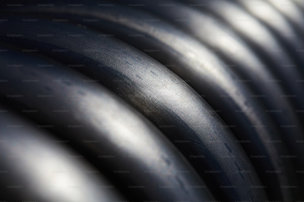 um close up de um monte de anéis de metal