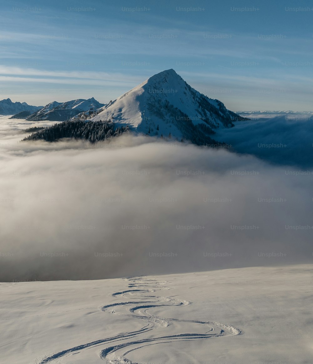 Una montagna innevata con tracce nella neve