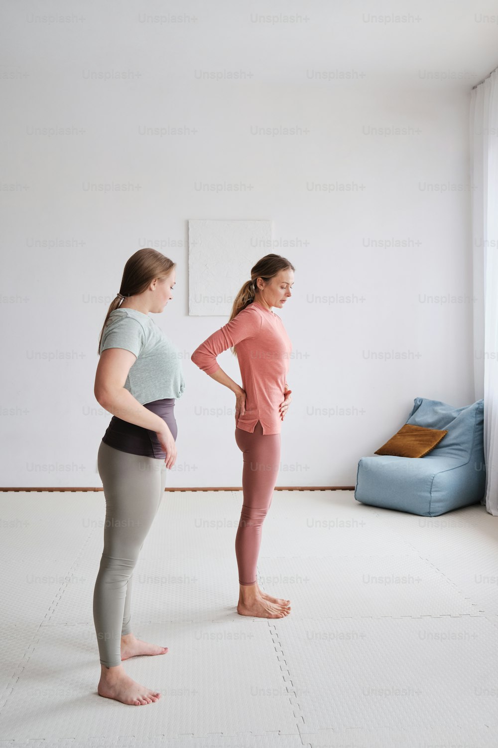 una donna incinta in piedi accanto a una donna incinta