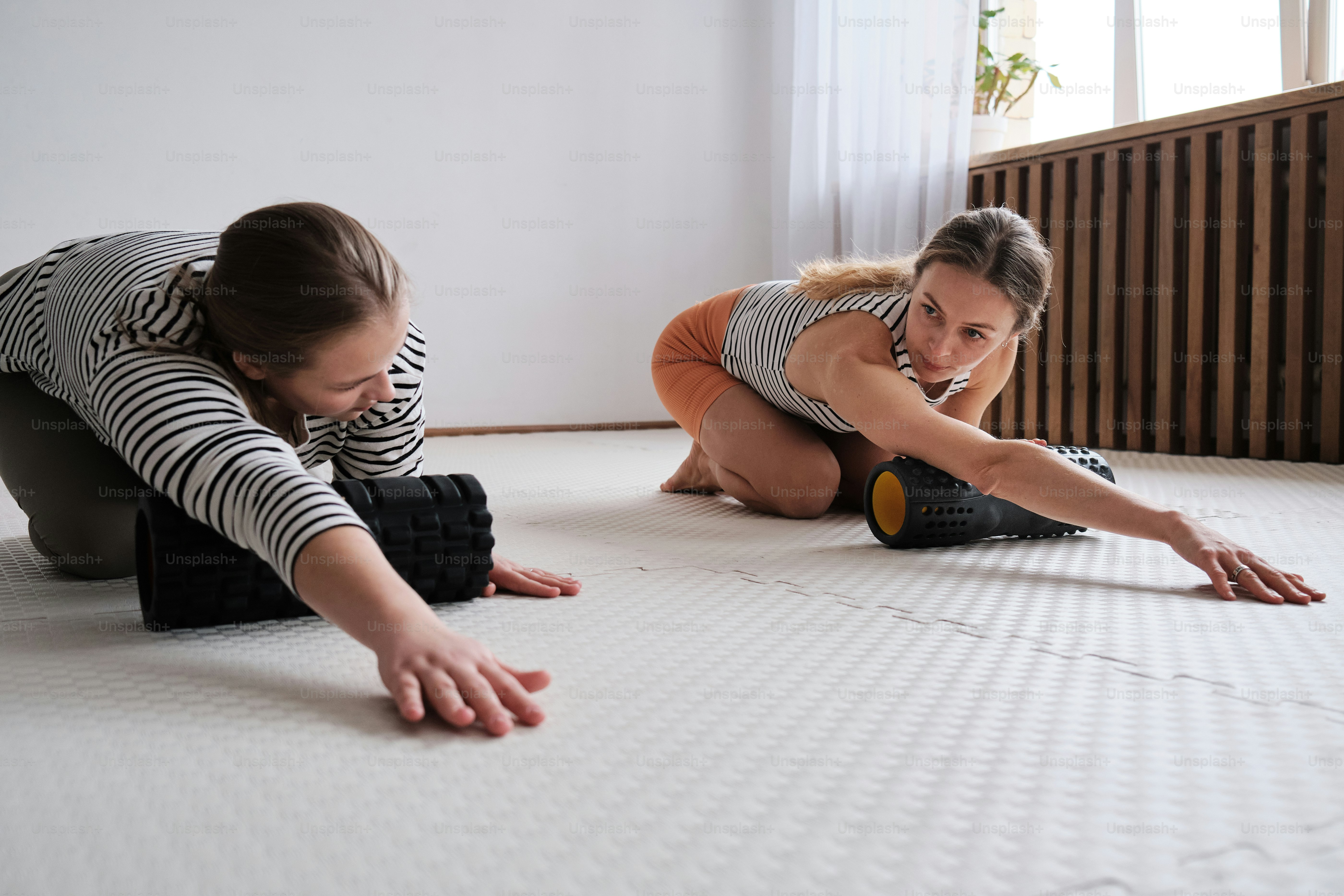 Dos mujeres yacen en el suelo con las manos en el suelo