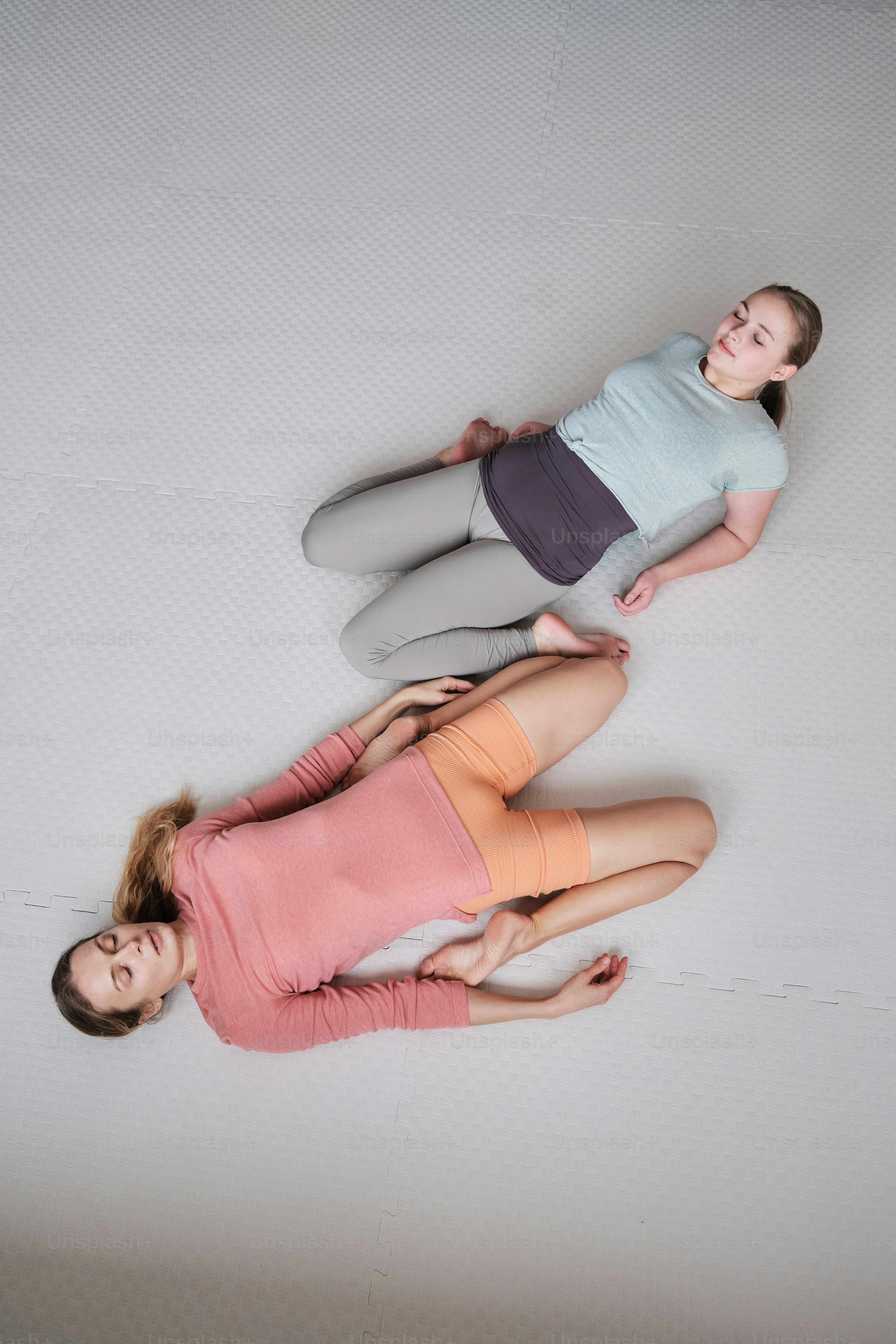 Dos mujeres jóvenes acostadas juntas en una cama