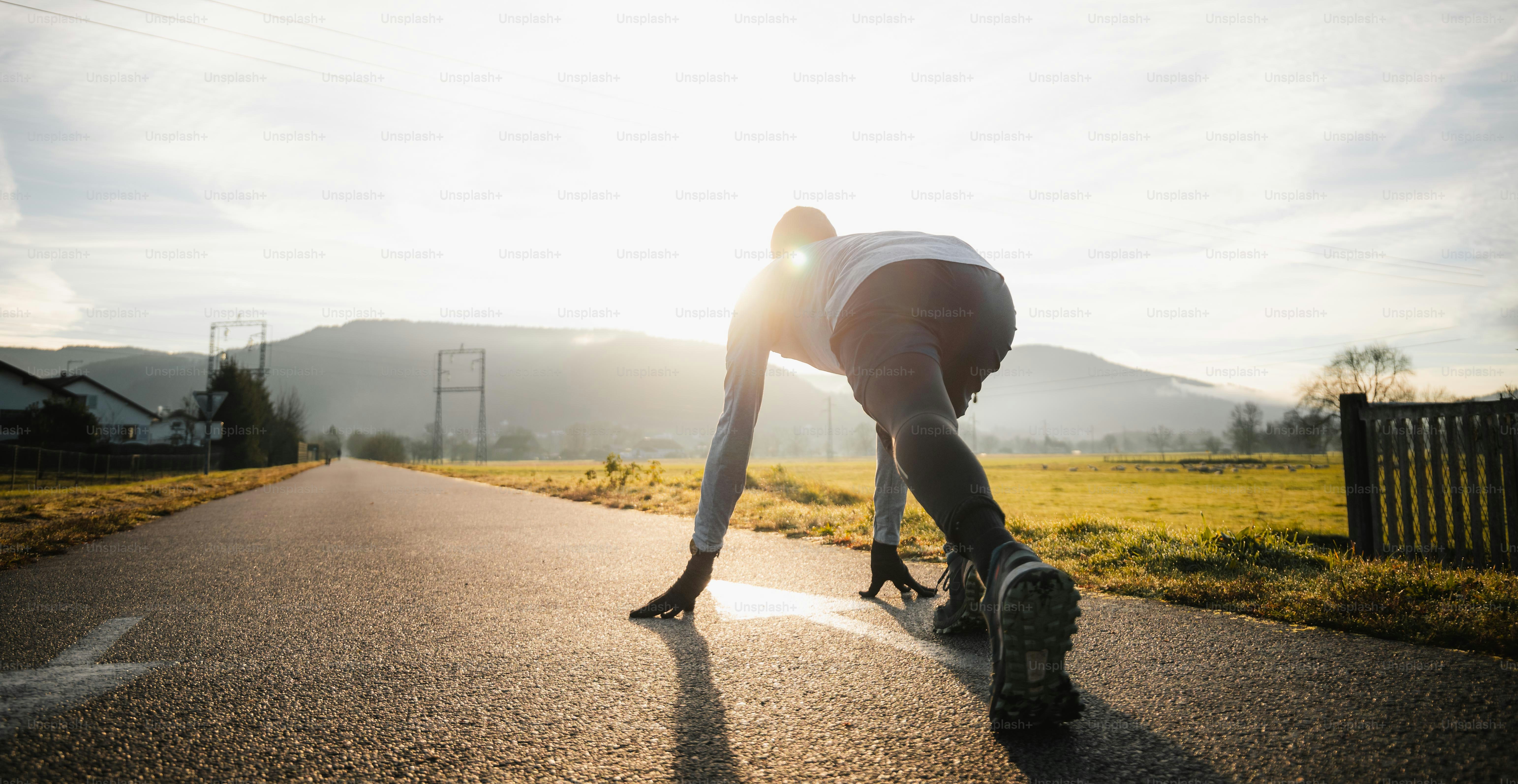 Un hombre montando una patineta por una calle