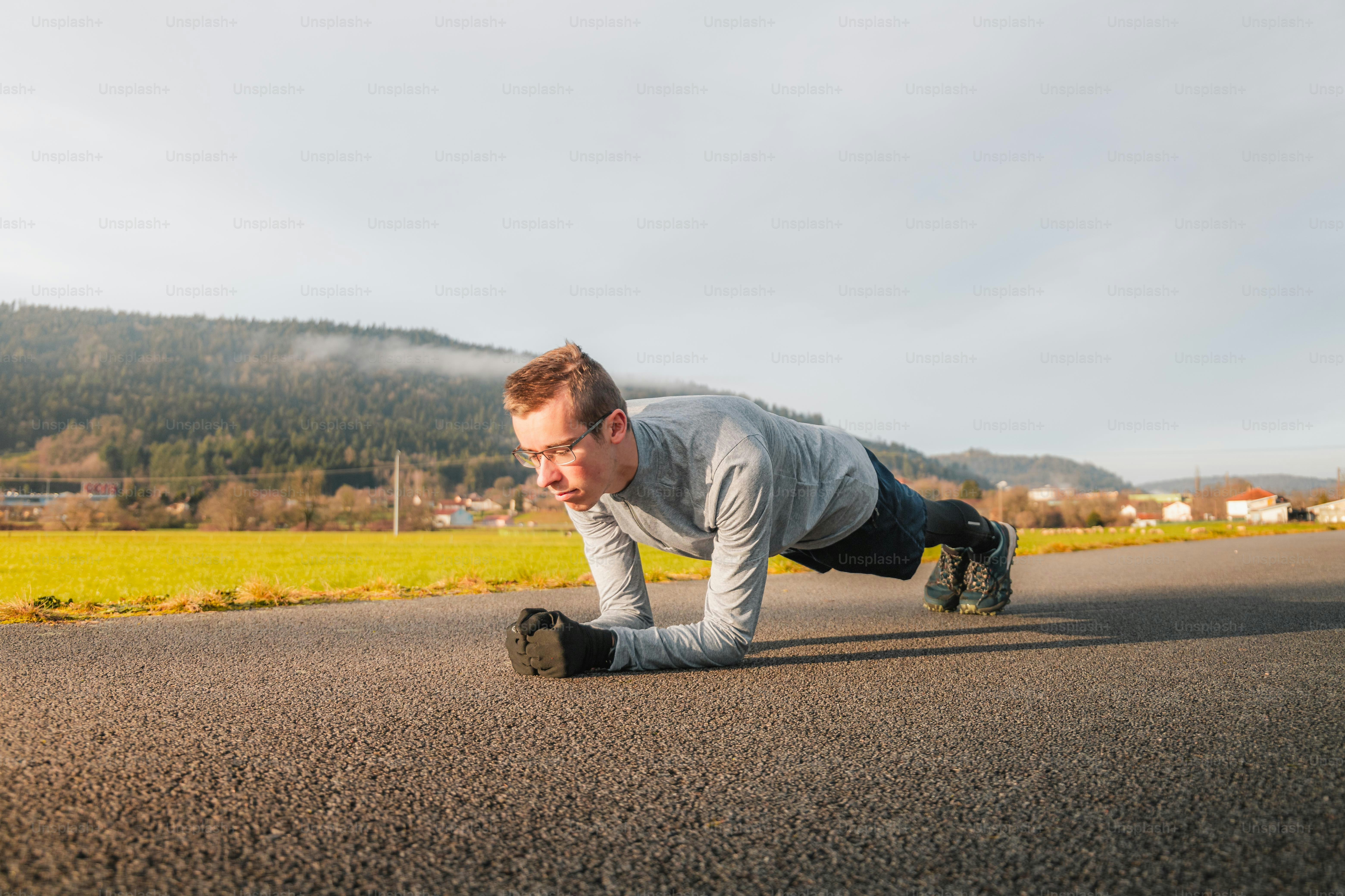 Un homme fait des pompes dans la rue