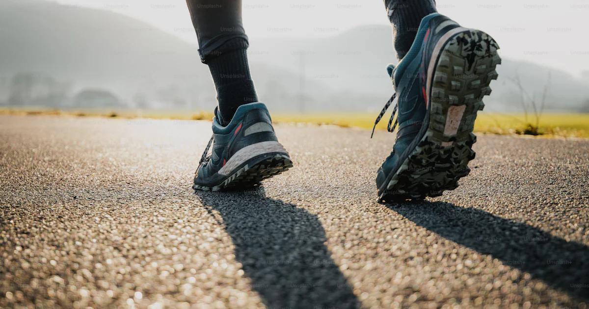 Un Running A close up of a person's running shoes photo – Male Image on Unsplash