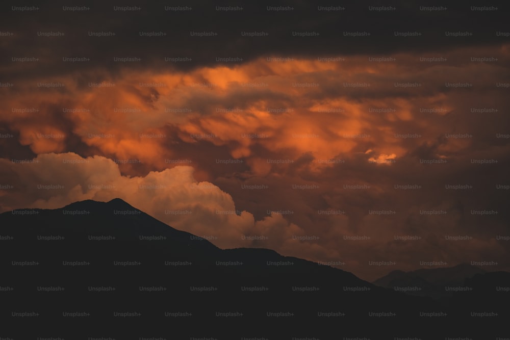 Il cielo si riempie di nuvole arancioni mentre il sole tramonta