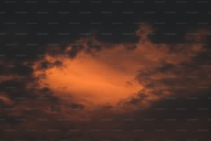 Un aereo che vola attraverso un cielo nuvoloso al tramonto