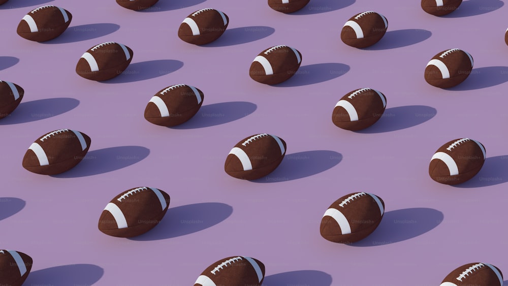 紫色の表面の上に座っているチョコレートフットボールのグループ