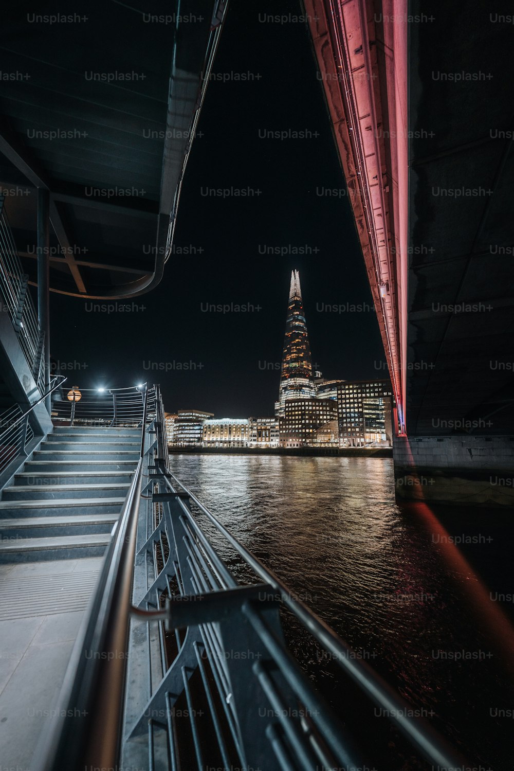 Una vista di una città di notte da un ponte