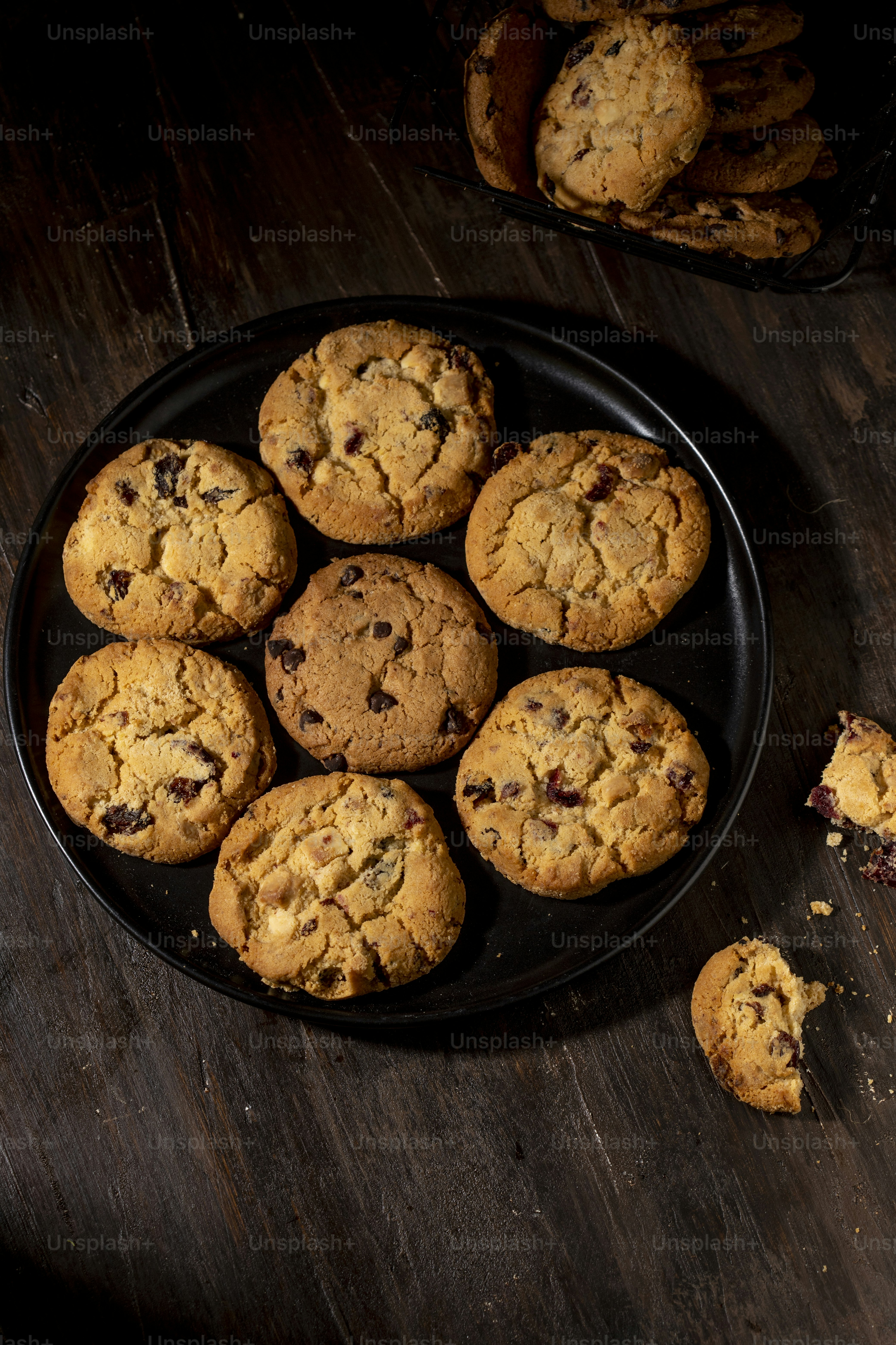 나무 테이블에 초콜릿 칩 쿠키 한 접시