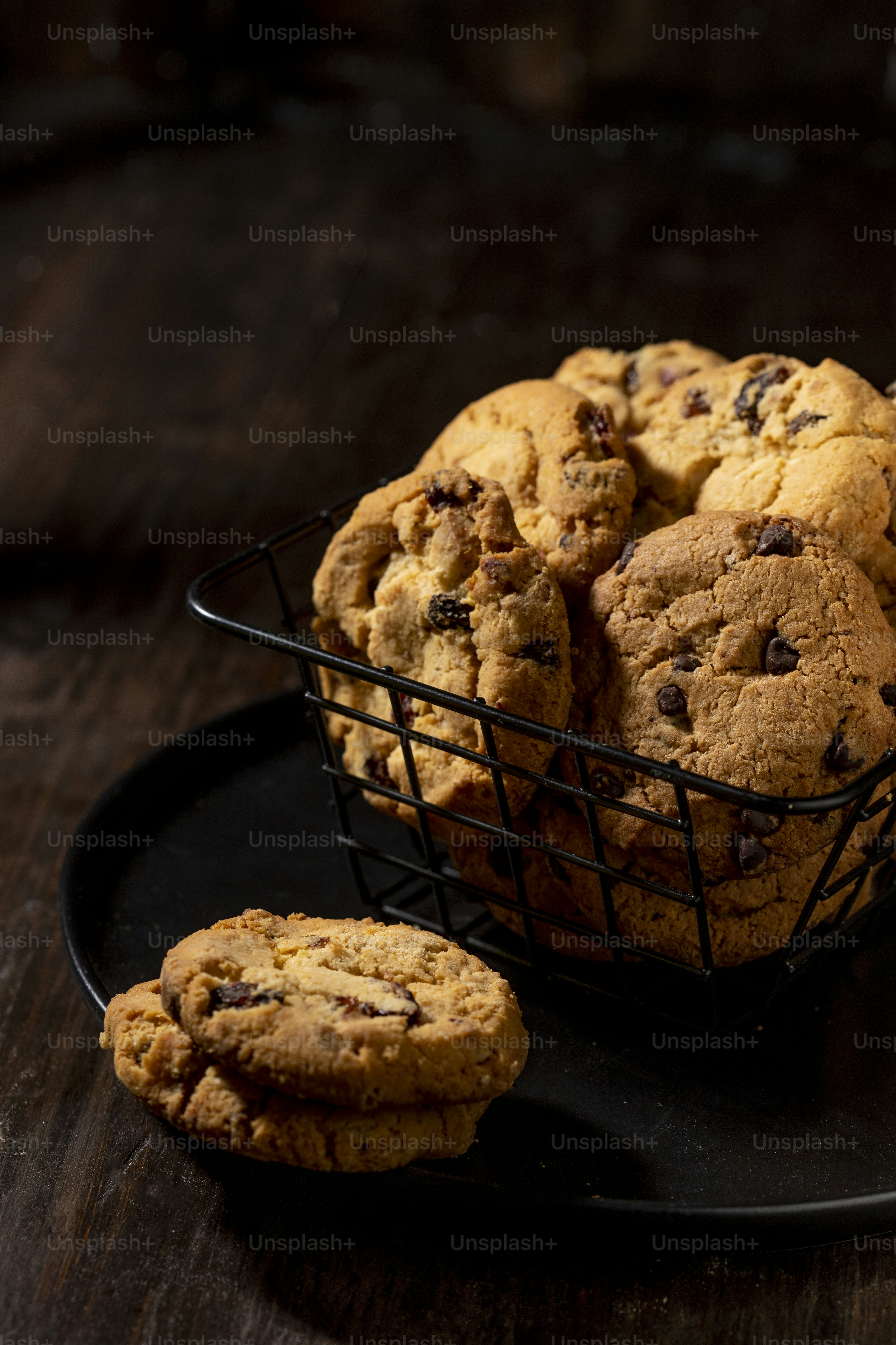 sekeranjang kue duduk di atas piring hitam