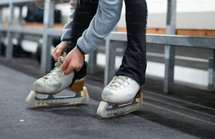 une personne sur une planche à roulettes attachant ses chaussures