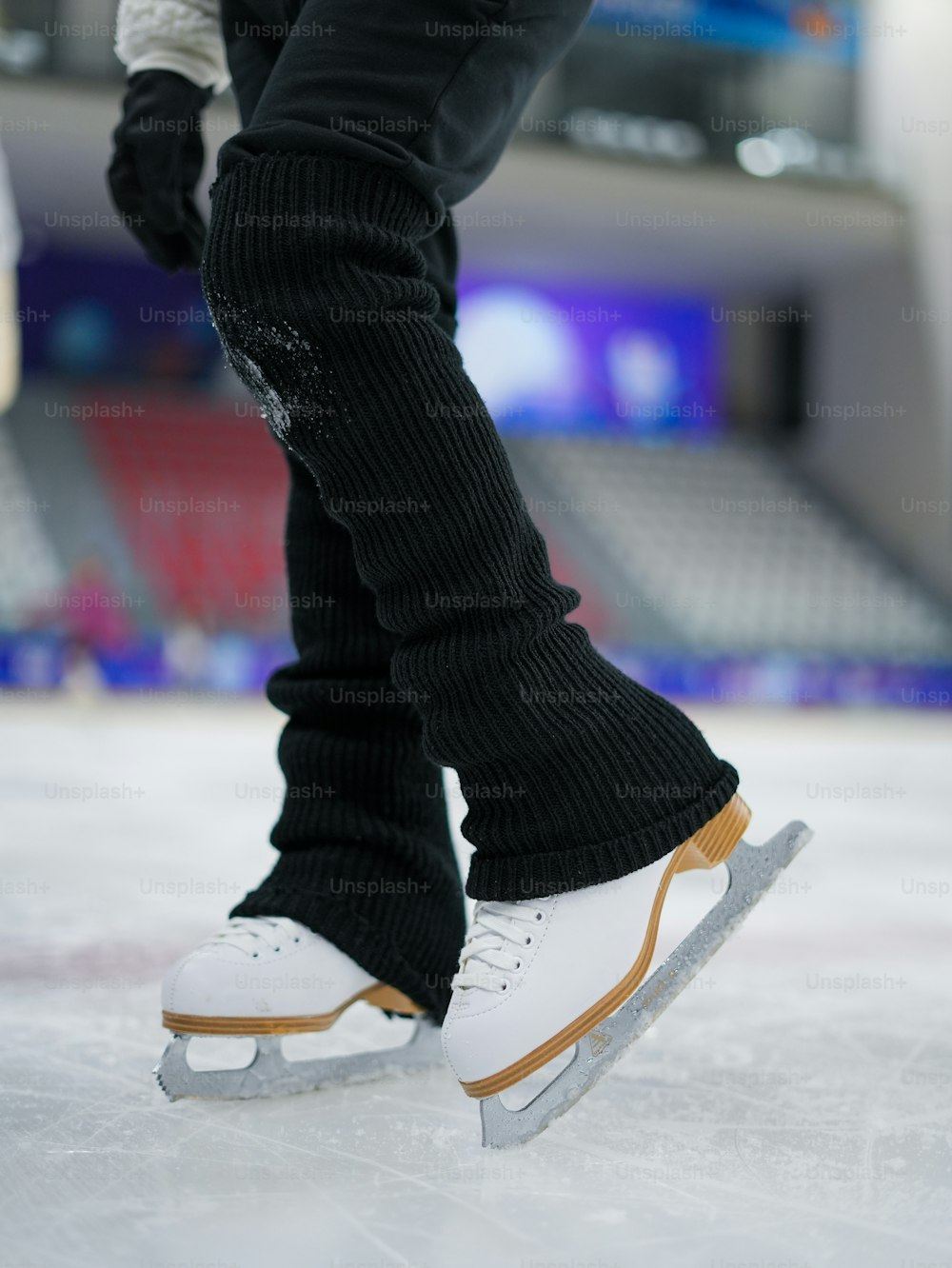 um close up de uma pessoa patinando no gelo