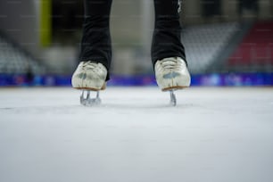un gros plan des pieds d’une personne portant des patins à glace