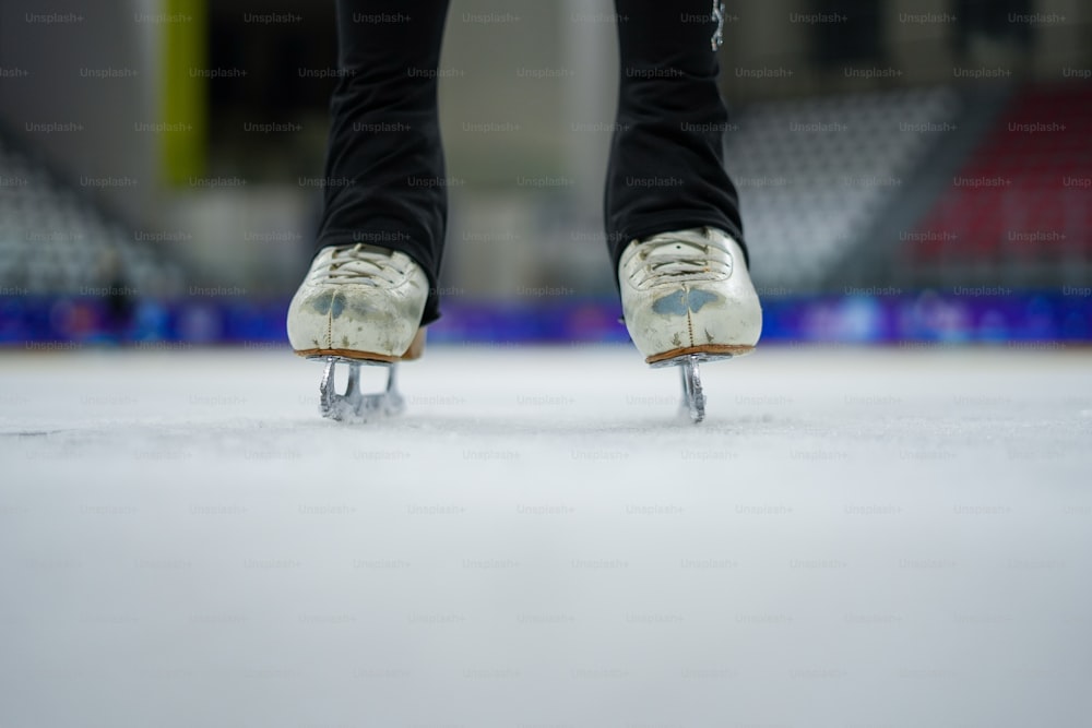 um close up dos pés de uma pessoa usando patins de gelo