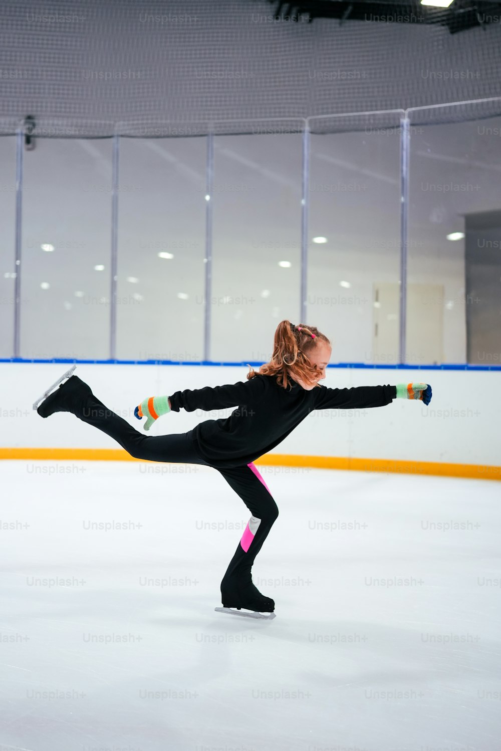 uma mulher está patinando em uma pista de gelo