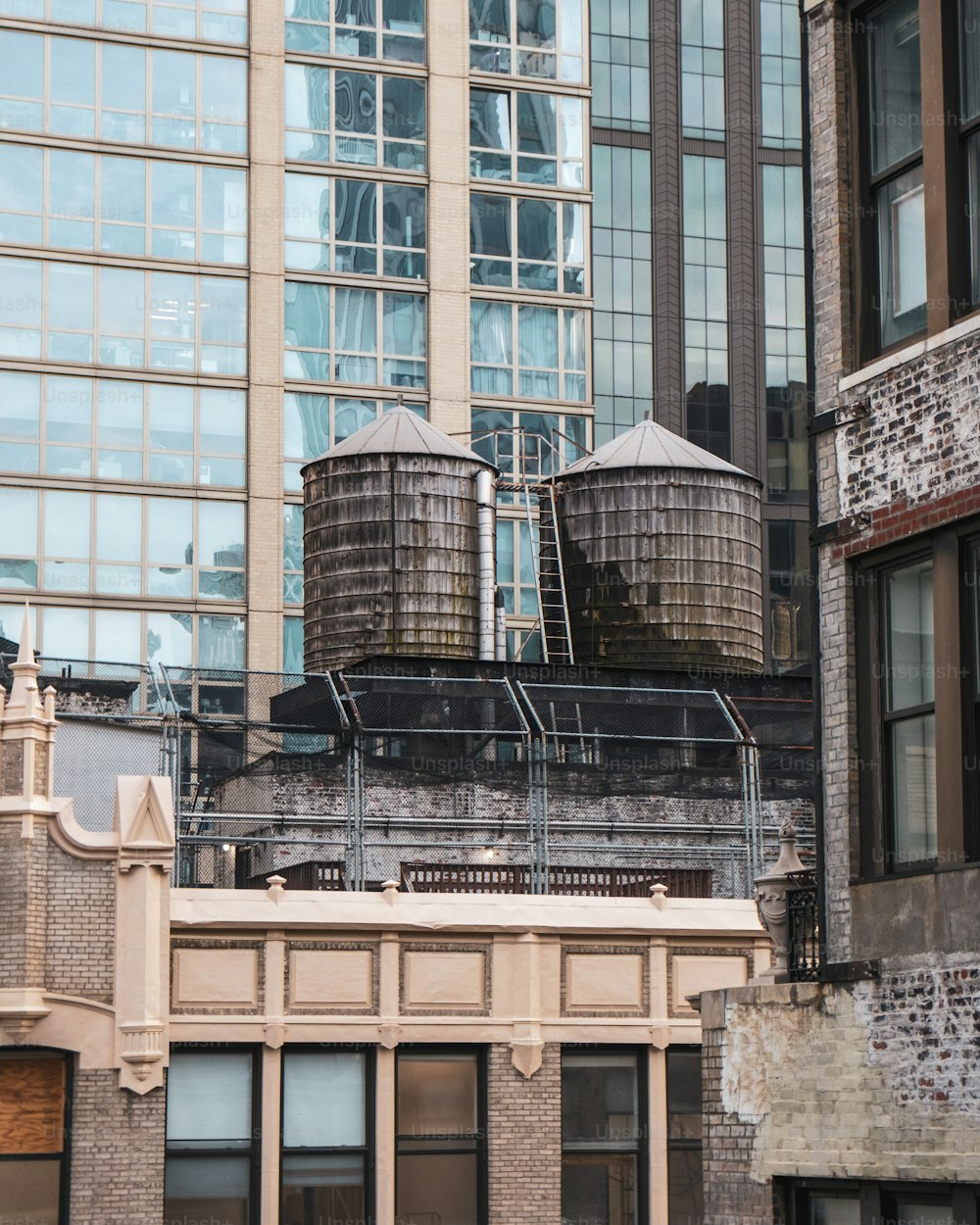um par de tanques de água sentados no topo de um edifício