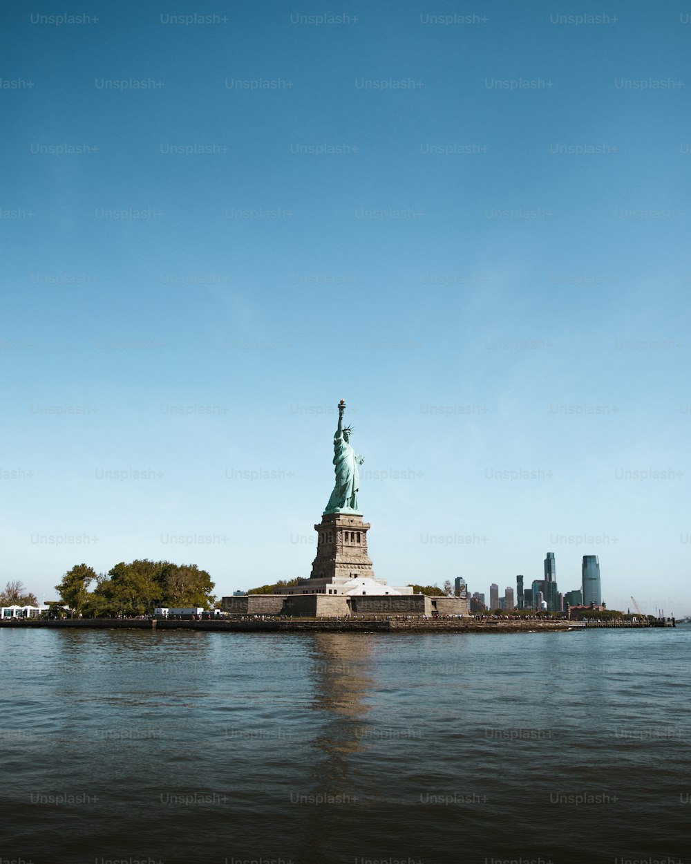 Una vista della Statua della Libertà dall'altra parte dell'acqua