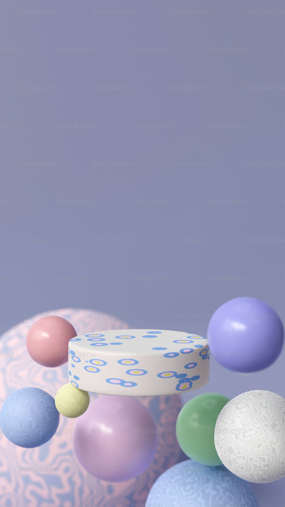 Un pastel sentado encima de una mesa rodeada de globos